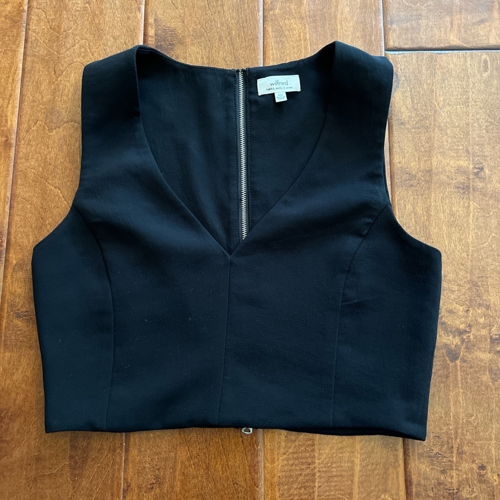 Wilfred V-Neck Black Crop Top